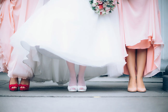 Białe sukienki na wesele - faux pas?