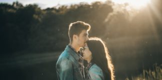 jak pocałować dziewczynę