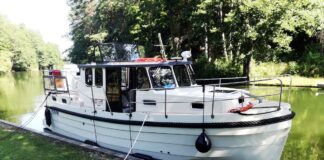 houseboat