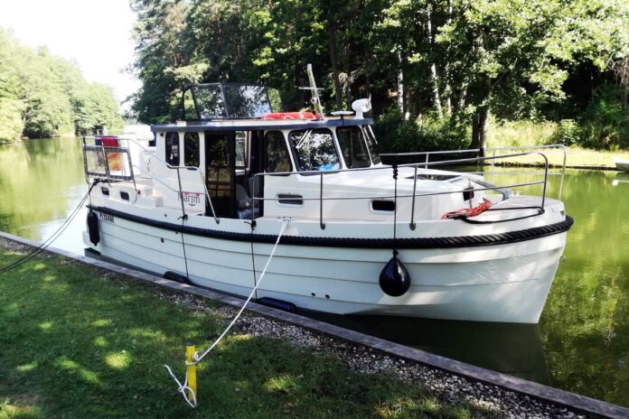 5f2a9a9f0c3c8-4 houseboat