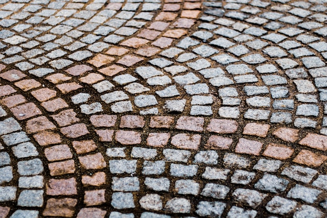 Odpowiednie czyszczenie i pielęgnacja kamieni ozdobnych i kostki brukowej