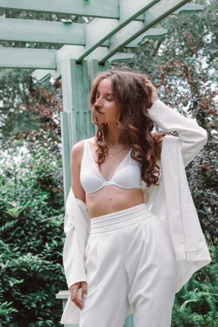 kobieta w biustonoszu